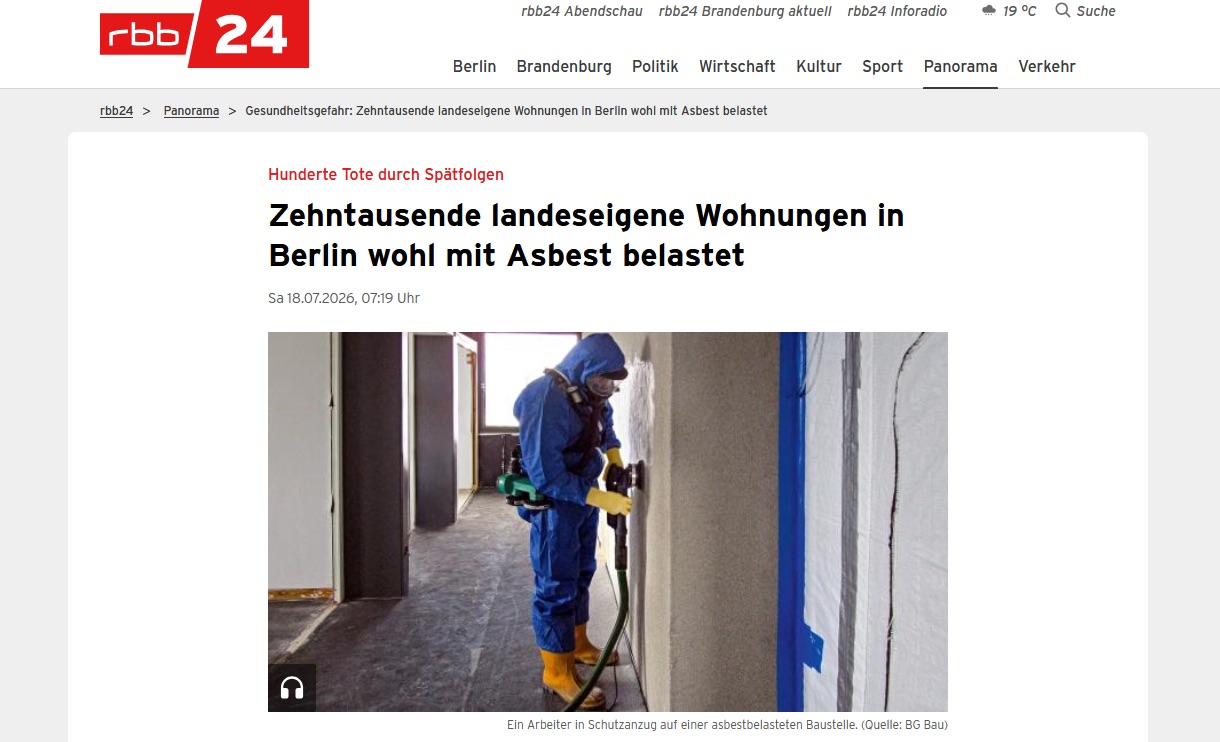 Screenshot eines rbb24 Artikels über Asbestverdacht in landeseigenen Berliner Wohnungen mit Arbeiter im Schutzanzug auf einer asbestbelasteten Baustelle.
